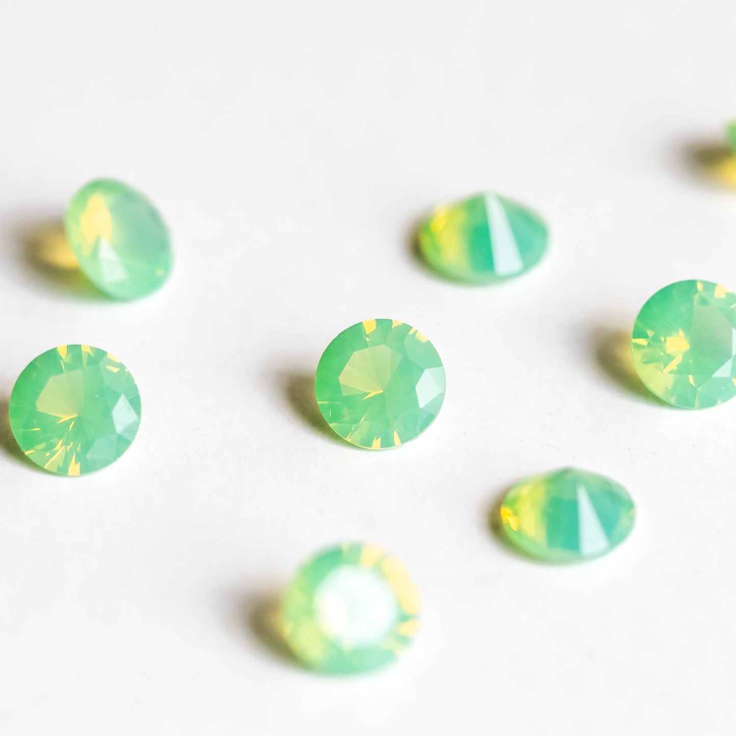 Nanosital #0013/2 Opal Kryptonite Dark Round 6 mm